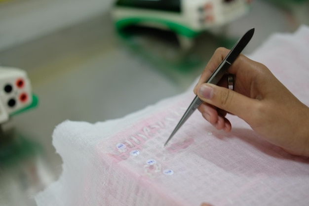 etapy pracy: szkic, próbka, finalny haft